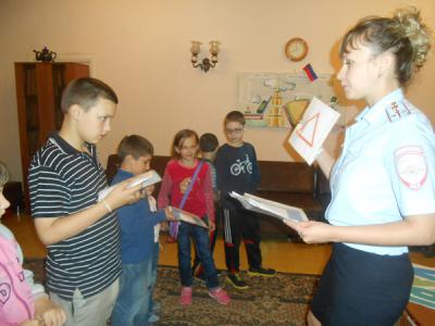 Инспекторы ГИБДД напомнили юным рязанцам правила безопасного поведения на дороге