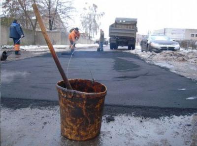 Ямы на рязанских дорогах начали заливать горячим асфальтобетоном