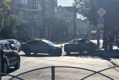 В центре Рязани жёстко столкнулись две легковушки