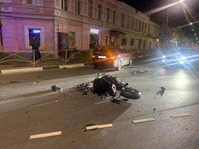 В Рязани жёстко столкнулись мотоцикл и иномарка, пострадали два человека