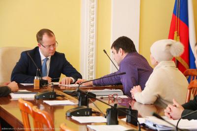 Сергея Карабасова попросили предотвратить парковку посторонних авто во дворе дома у Лесопарка