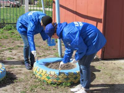Рязанские единороссы организовали субботник в Центре помощи детям и подросткам