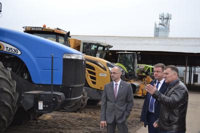 Николаю Любимову показали уникальный трактор