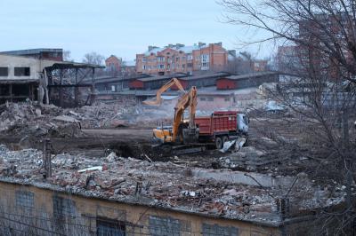 То, что не смогли уничтожить немецкие бобмы, разрушили строительные экскаваторы