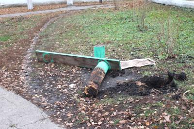 В Сараях вандалы разломали лавочки в парке