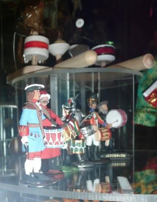 Михаил Крылов подарил Рязанскому театру кукол свою коллекцию барабанщиков 