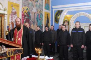 Заключённые колонии в Ворошиловке в непринуждённой обстановке получают ответы на интересующие их вопросы