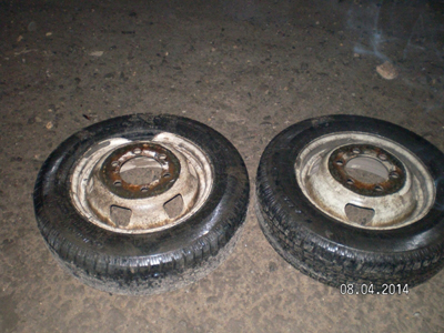 На рязанской дороге отлетевшее колесо сломало ногу водителю грузовика