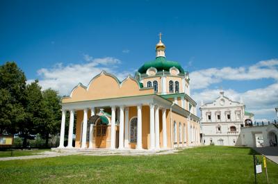 Девушки из трио «Медовуха» споют в Константиново