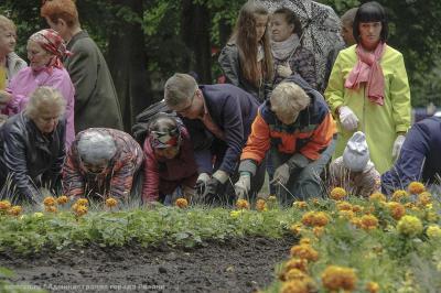 Олег Булеков помог заложить «Семейную клумбу» в ЦПКиО