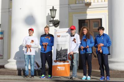 Футболистки ЖФК «Рязань-ВДВ» раздали прохожим на улицах Георгиевские ленточки
