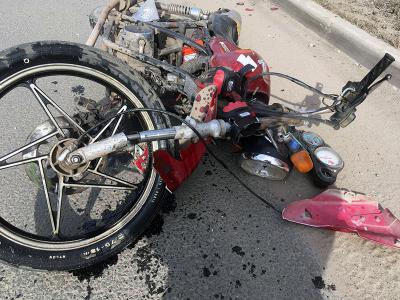 На улице Мервинской легковушка сбила подростка на мопеде