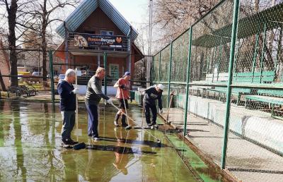 Теннисные корты в ЦПКиО готовят к летнему сезону