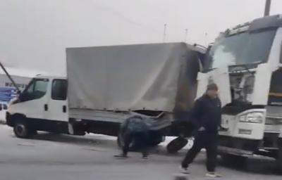 На Южной окружной дороге Рязани столкнулись грузовик и самосвал