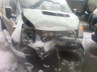 В Рязани произошло лобовое столкновение внедорожника и маршрутки