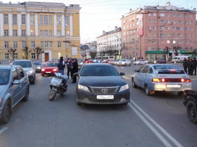На площади Театральной Рязани скутерист влетел в иномарку