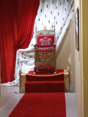 В Музейный центр на Соборной привезли костюмы и декорации из фильмов про царей 