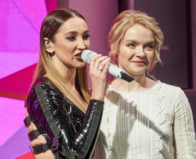 Ольга Бузова наградила рязанского хирурга за победу в конкурсе «Время женщин»