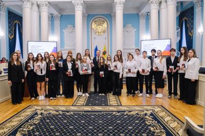 Аркадий Фомин вручил паспорта юным рязанцам