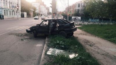 В центре Рязани легковушка въехала в столб