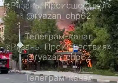 На улице Грибоедова в Рязани сгорел заброшенный дом