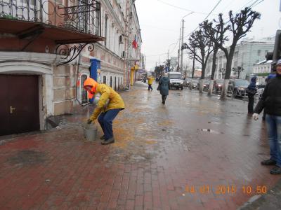 Рязанцы борются с гололёдом