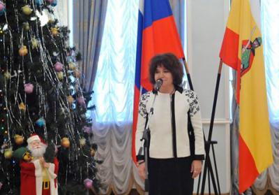 Елена Буняшина вручила региональные награды лучшим работникам