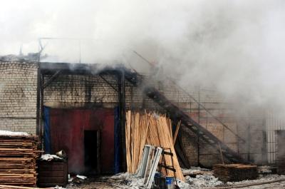 В рязанском цехе огонь повредил два авто