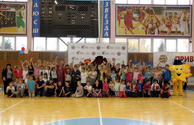 Венгерские школьники сделали «Зарядку с чемпионом» в Рыбном