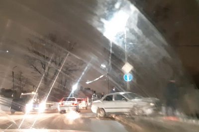 В центре Рязани легковушка вылетела на тротуар