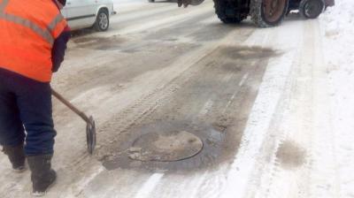 В Рязани приступили к очистке колодцев на дорогах от наледи