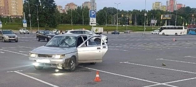 На парковке у гипермаркета «Глобус» автоледи без прав сбила трёх пешеходов