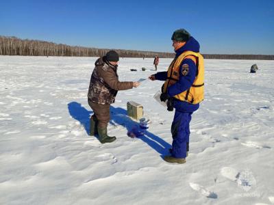 Рязанцы не могут выехать из двора на улице Зубковой из-за льда