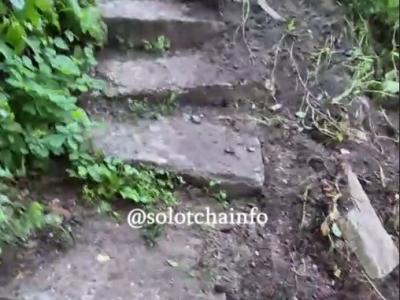 В Солотче байкер разворотил лестницу к роднику