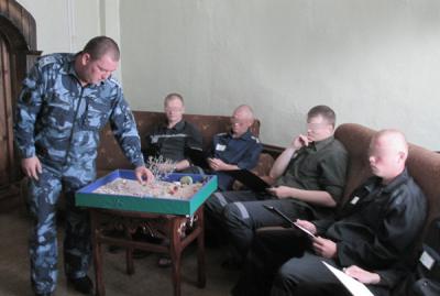 Заключённые рязанской ИК-5 решают проблемы с помощью песочной терапии
