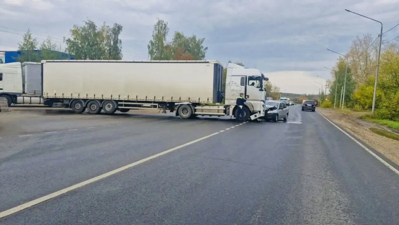 В Рязани Lada Granta угодила под фуру, пострадали двое взрослых и ребёнок