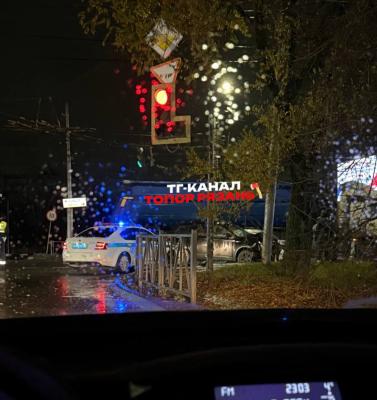 На Московском шоссе в Рязани легковушка протаранила столб