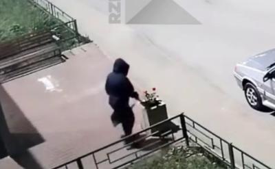 В Канищево в Рязани женщина украла цветы из вазона
