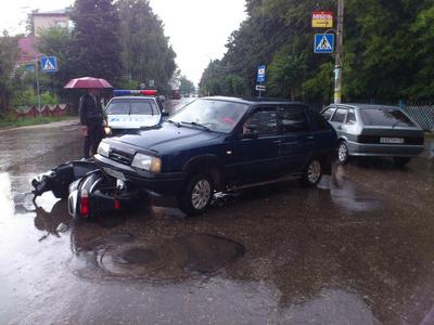 В Рыбном автолюбительница сбила местного жителя на скутере
