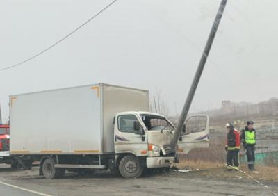 На Южной окружной фургон протаранил столб