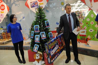 Аркадий Фомин купил подарки детям из интерната
