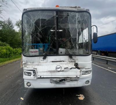 На Южной окружной дороге Рязани в ДТП с грузовиком пострадал водитель автобуса