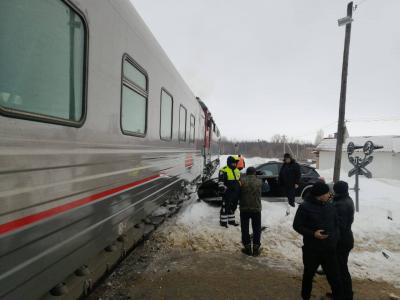 В Клепиковском районе поезд врезался в легковой автомобиль