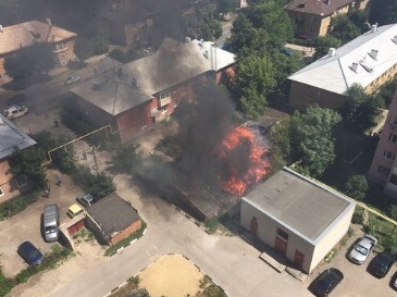 На улице Весенней в Рязани загорелись гаражи