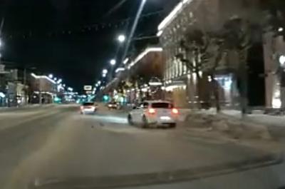 В центре Рязани водитель иномарки после дрифта врезался в дерево