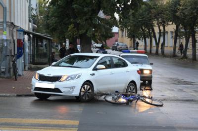 В центре Рязани произошло ДТП с участием иномарки и велосипедиста с метлой