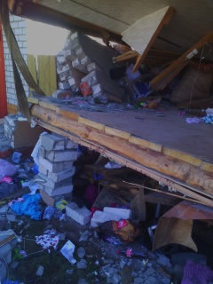 В посёлке Поляны рухнул гараж, погибла женщина