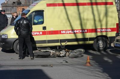 В центре Рязани мотоцикл столкнулся с двумя автомобилями