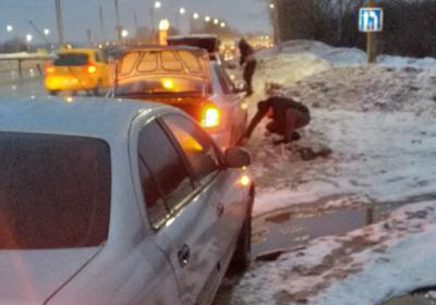 На Северной окружной дороге пробили колёса несколько автомашин