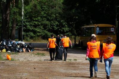 Волонтёры в оранжевых накидках патрулируют рязанские озёра